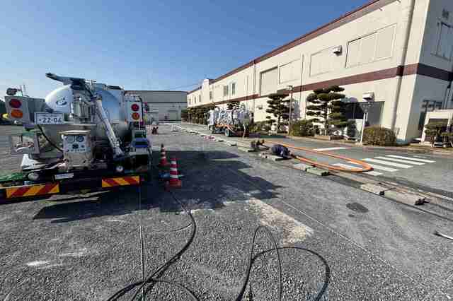 工場内の側溝清掃作業の画像