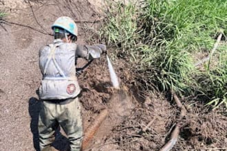 重機が入れない側溝の清掃作業の画像