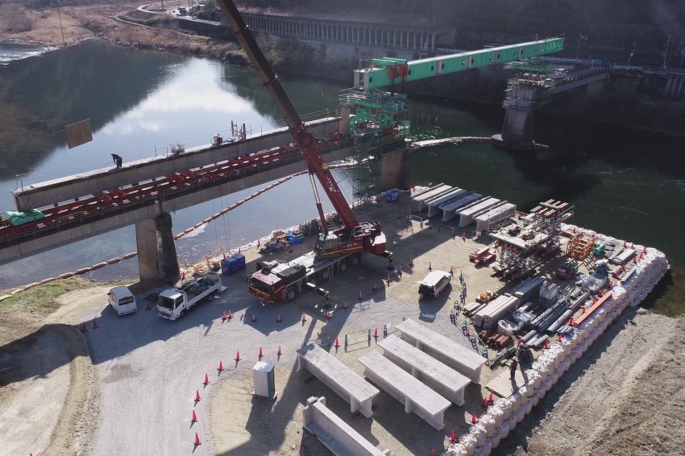 老朽化した橋桁の運搬処分の画像