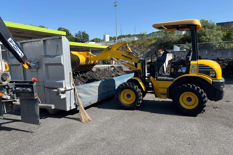 大型アームロール車による積み込み作業の画像